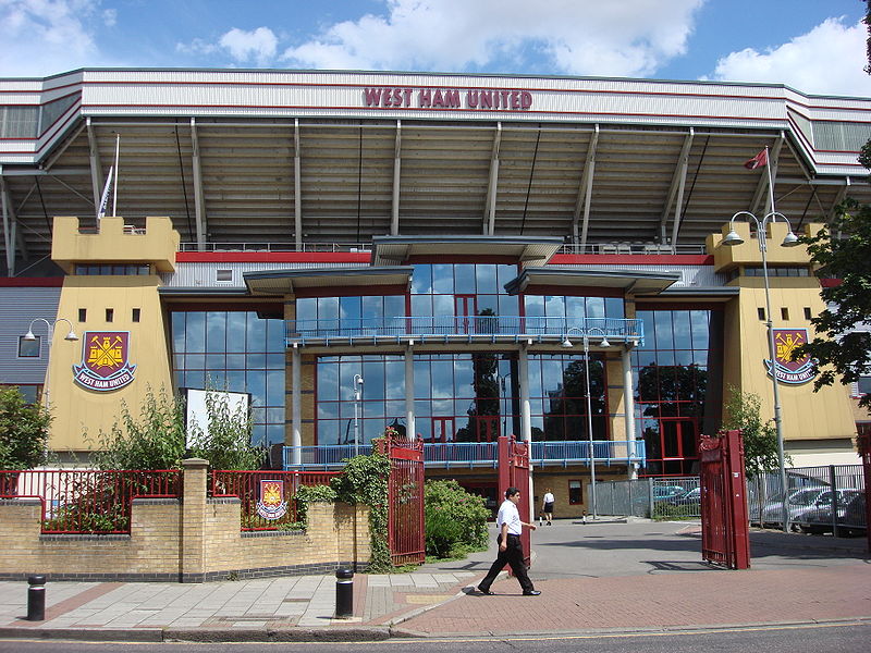 Supporter loopt langs Upton Park