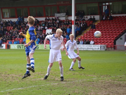 De winnende goal, met op de achtergrond het publiek. Foto: http://www.esfa.co.uk
