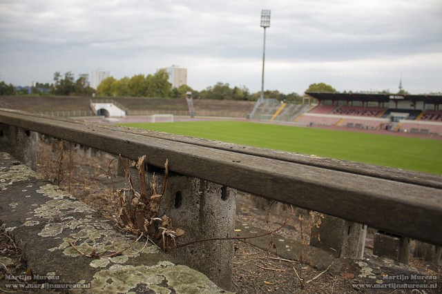 De oude en vervallen zitbankjes van het indrukwekkende stadion