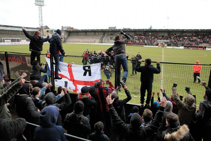 Fans van RFC Liège in de hekken na de promotie naar de Derde Klasse