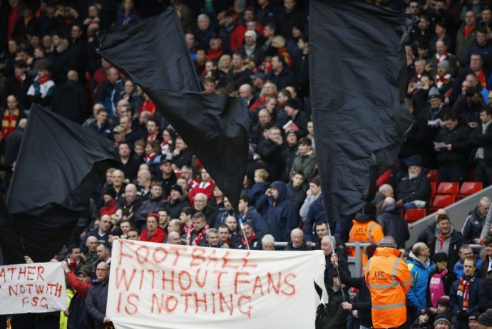 Liverpool supporters protesteren tegen de hoge kaartprijzen