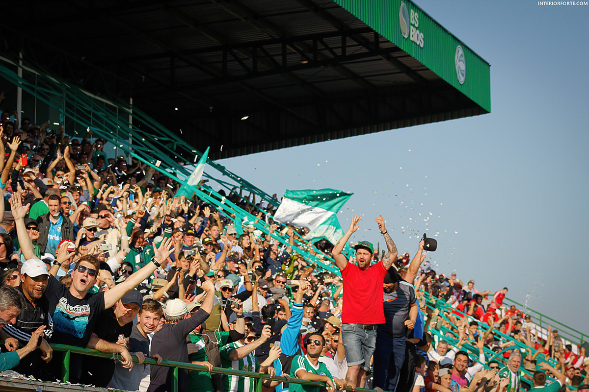 De fanatieke fans tijdens Gaúcho - Guarany (Terceira Divisão 2016)
