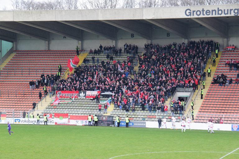 Fans en spelers van Rot Weiß Oberhausen vieren de 0 1