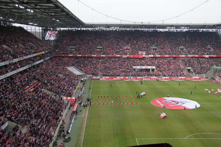 Het hele stadion zingt de Köln hymne