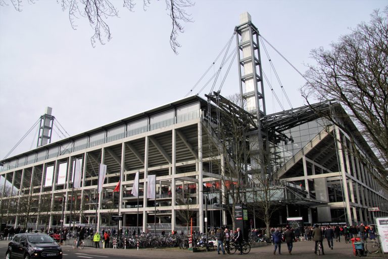Het water staat 1. FC Köln tot aan de lippen