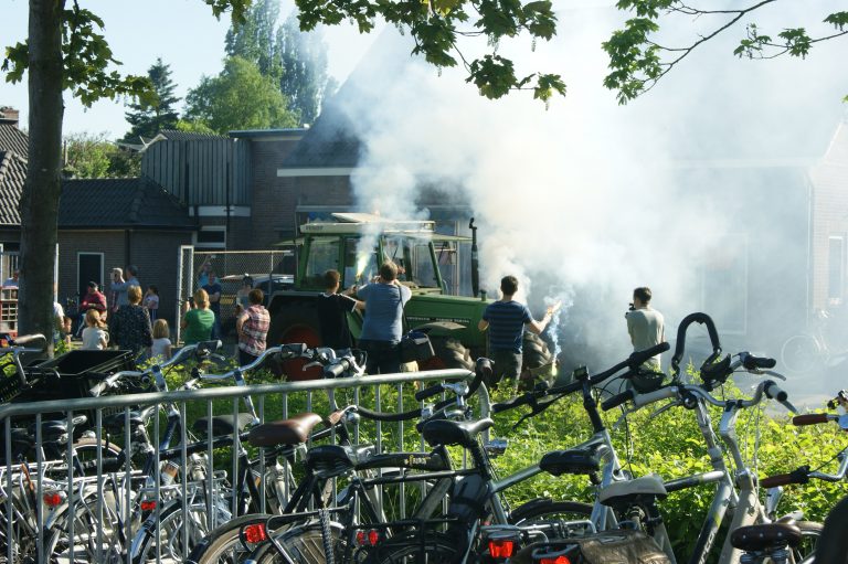 De derby van het Oosten: trekkers, vuurwerk en een voetbalsprookje