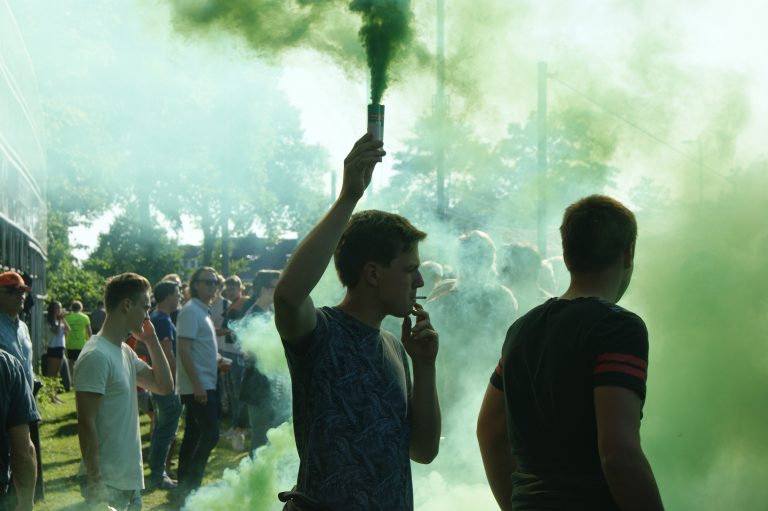 De derby van het Oosten: trekkers, vuurwerk en een voetbalsprookje