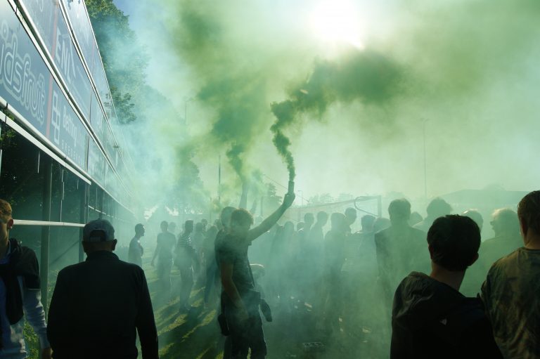 De derby van het Oosten: trekkers, vuurwerk en een voetbalsprookje