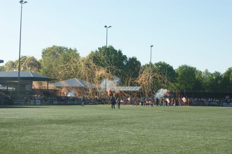De derby van het Oosten: trekkers, vuurwerk en een voetbalsprookje