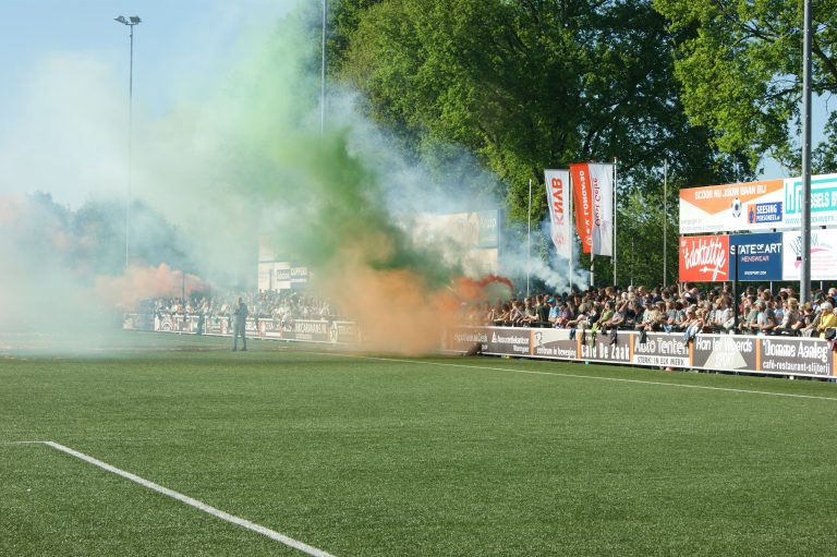 De derby van het Oosten: trekkers, vuurwerk en een voetbalsprookje
