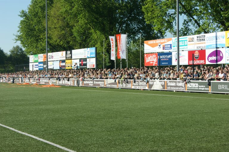 De derby van het Oosten: trekkers, vuurwerk en een voetbalsprookje