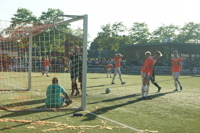 De derby van het Oosten: trekkers, vuurwerk en een voetbalsprookje