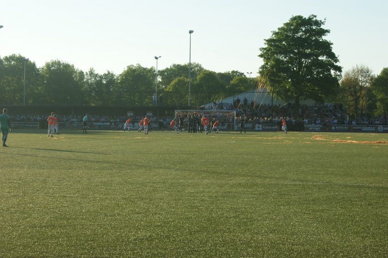 De derby van het Oosten: trekkers, vuurwerk en een voetbalsprookje