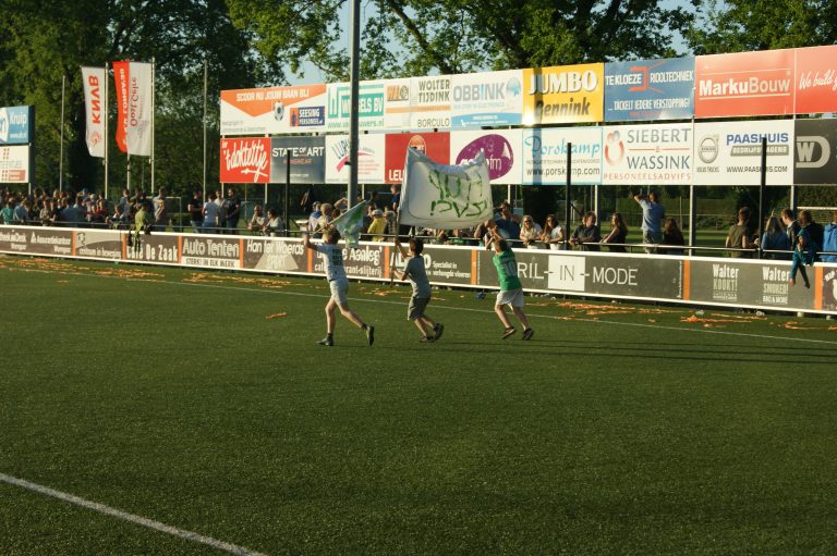 De derby van het Oosten: trekkers, vuurwerk en een voetbalsprookje