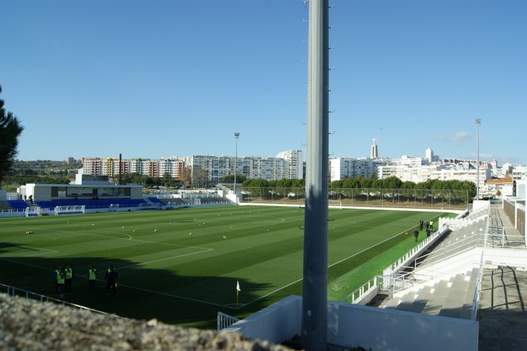 Groundhoppend door Portugal #20: Slappe streekderby in Almada