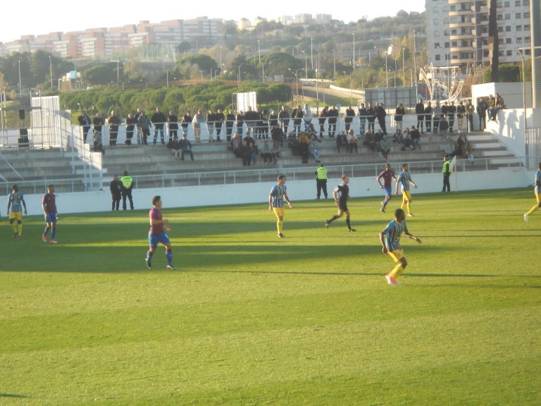 Groundhoppend door Portugal #20: Slappe streekderby in Almada