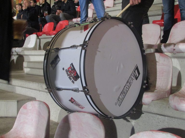 Pyro en old school hekkenhangen bij Top Oss – Den Bosch