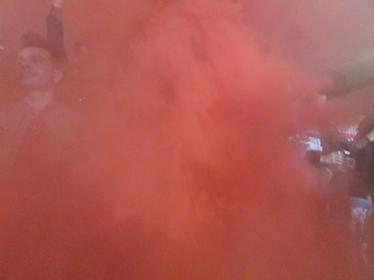 Pyro en old school hekkenhangen bij Top Oss – Den Bosch