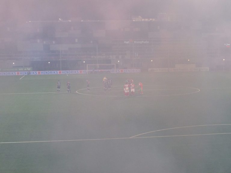 Pyro en old school hekkenhangen bij Top Oss – Den Bosch