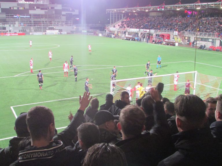 Pyro en old school hekkenhangen bij Top Oss – Den Bosch