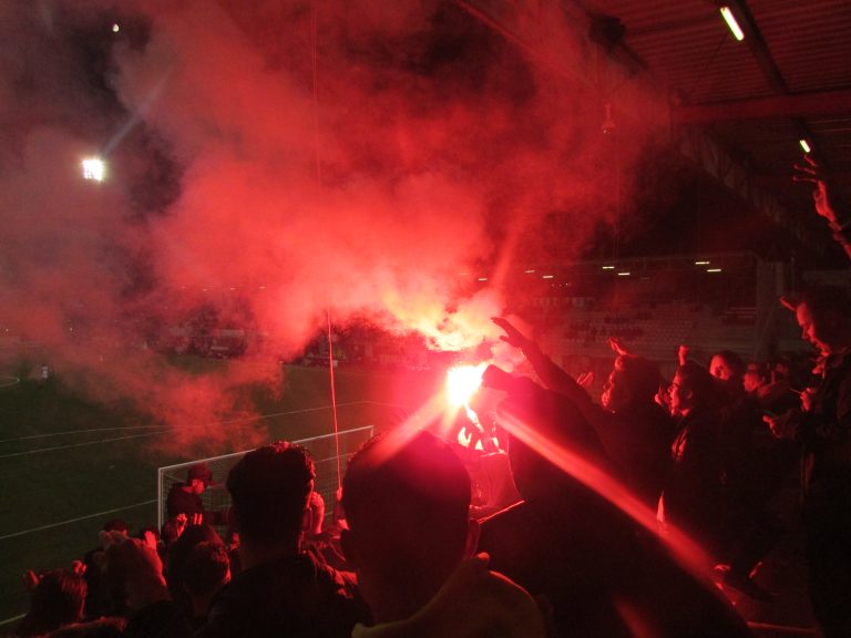 Pyro en old school hekkenhangen bij Top Oss – Den Bosch