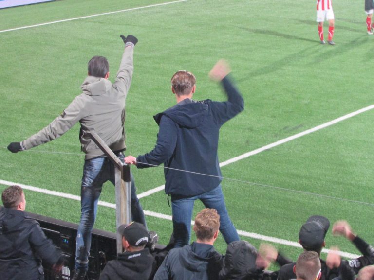 Pyro en old school hekkenhangen bij Top Oss – Den Bosch
