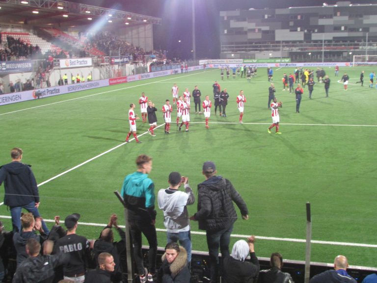Pyro en old school hekkenhangen bij Top Oss – Den Bosch
