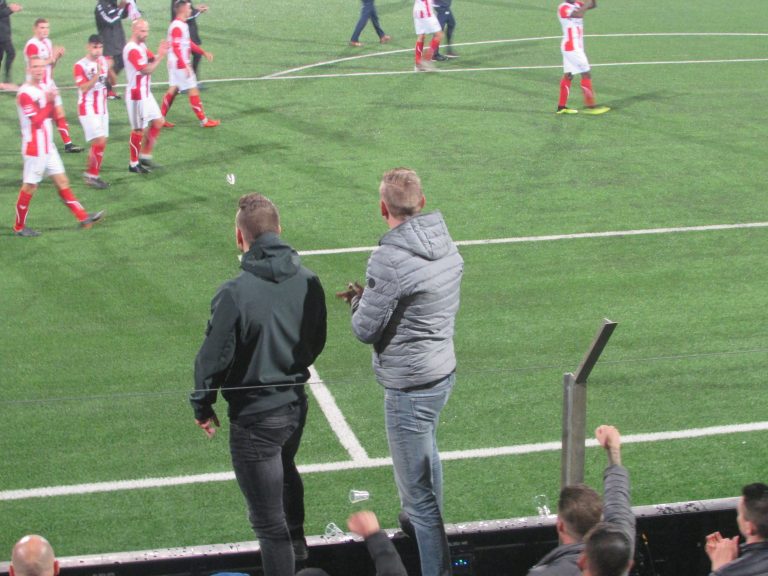 Pyro en old school hekkenhangen bij Top Oss – Den Bosch