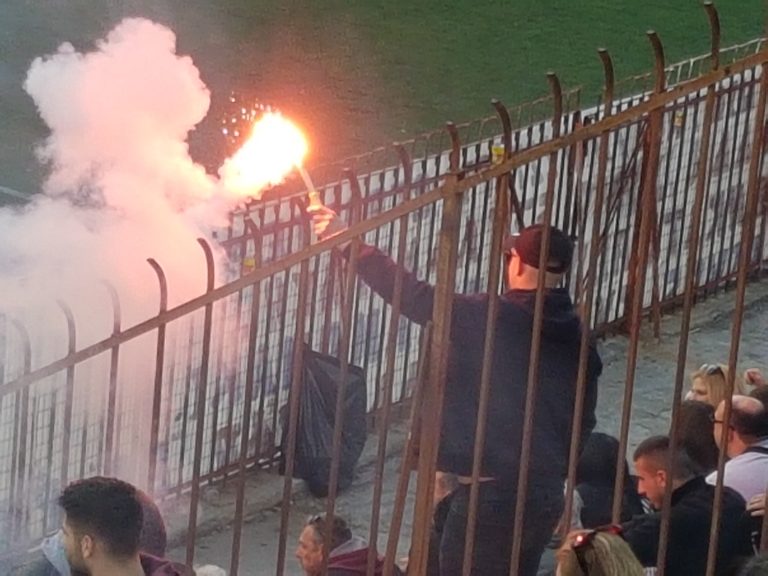 Ingezonden: Fakkels gooien bij derby in Athene