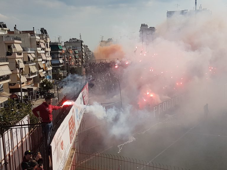 Ingezonden: Fakkels gooien bij derby in Athene