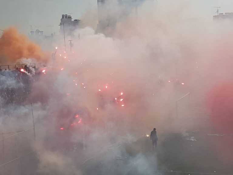 Ingezonden: Fakkels gooien bij derby in Athene