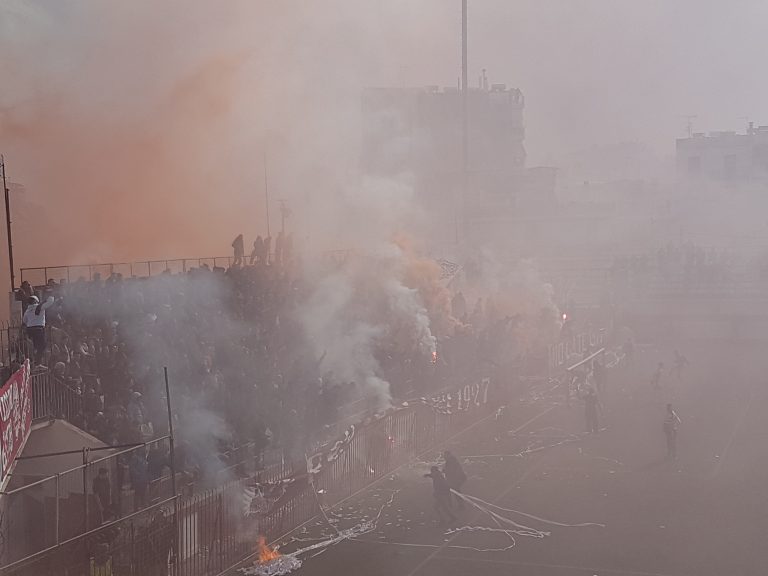 Ingezonden: Fakkels gooien bij derby in Athene