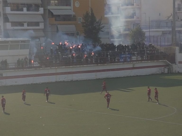 Ingezonden: Fakkels gooien bij derby in Athene