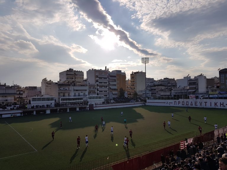 Ingezonden: Fakkels gooien bij derby in Athene