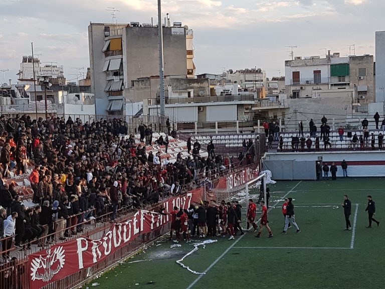 Ingezonden: Fakkels gooien bij derby in Athene
