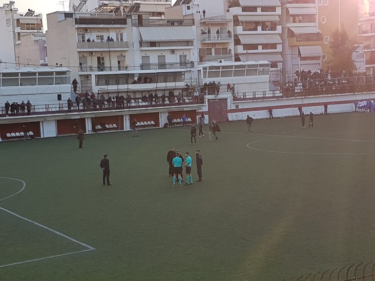 Ingezonden: Fakkels gooien bij derby in Athene