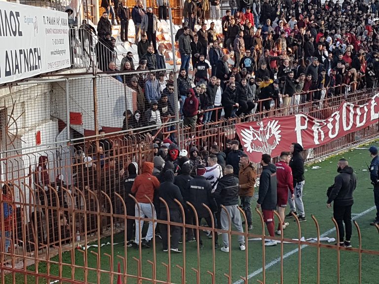 Ingezonden: Fakkels gooien bij derby in Athene