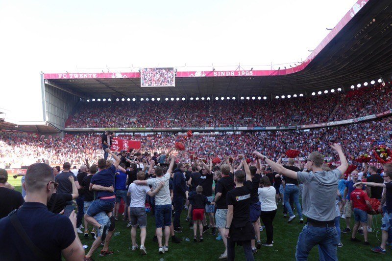 Twente supporters op het veld levert Twente boete op