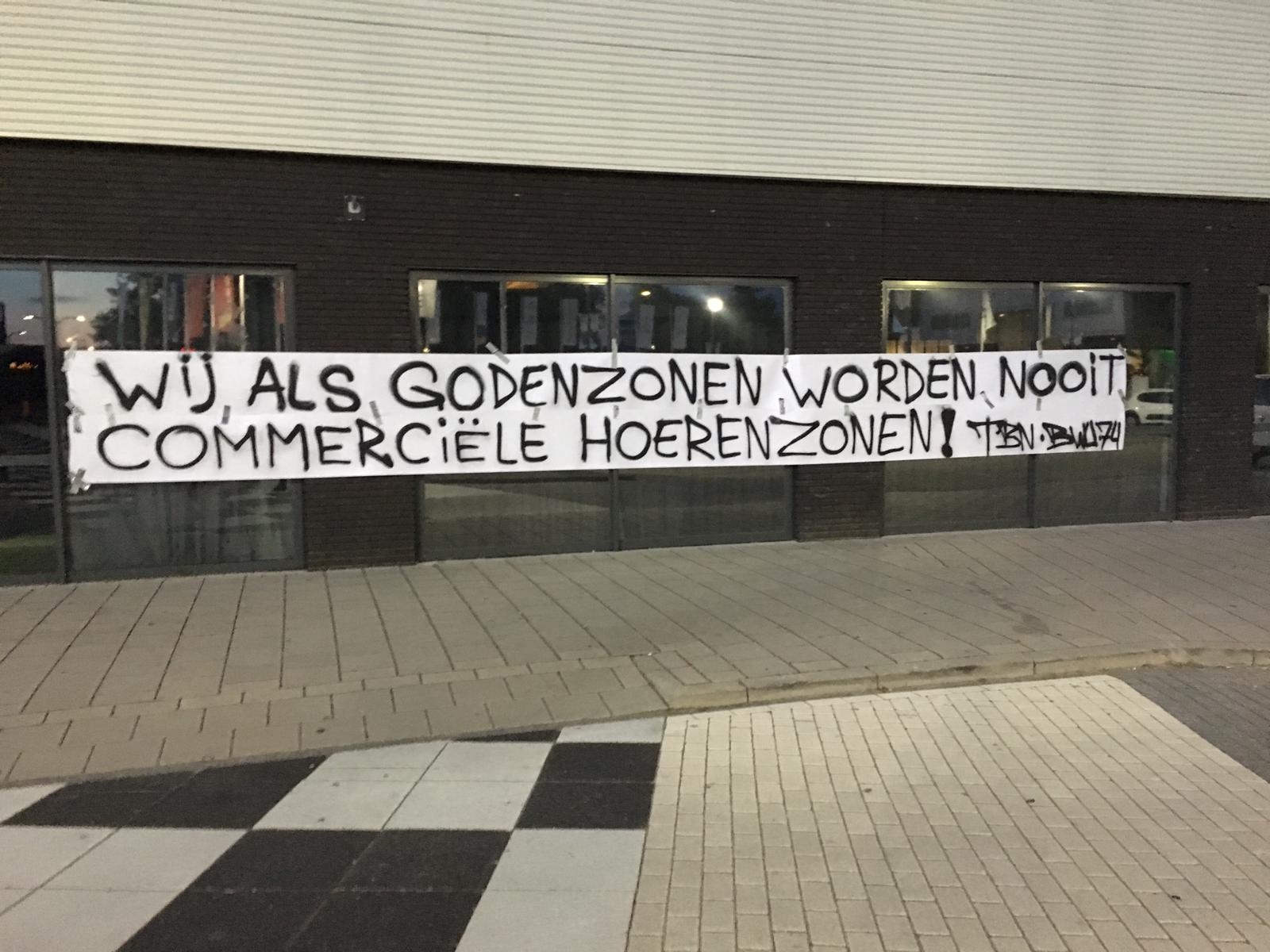 Supporters van Heracles Almelo komen met een protestactie