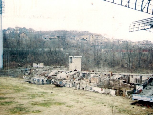 In de Hekken Stadion Grbavica hoofdtribune in puin