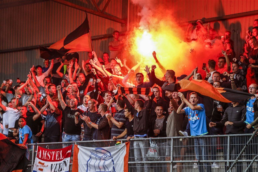 Supporters van FC Volendam met pyro bij de uitwedstrijd tegen Helmond Sport