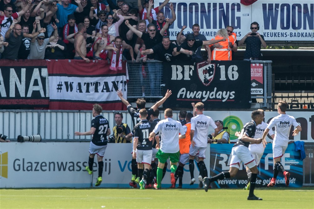 Supporters FC Emmen vieren feest met hun spelers na de prmotie naar de Eredivisie
