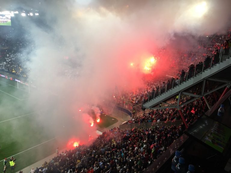 Supporters Olympique Marseille laten zich gelden in finale