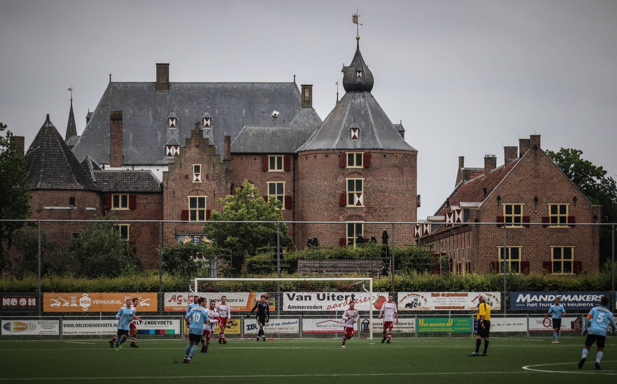 Dorpsvoetbal in de schaduw van kasteel Ammersoyen