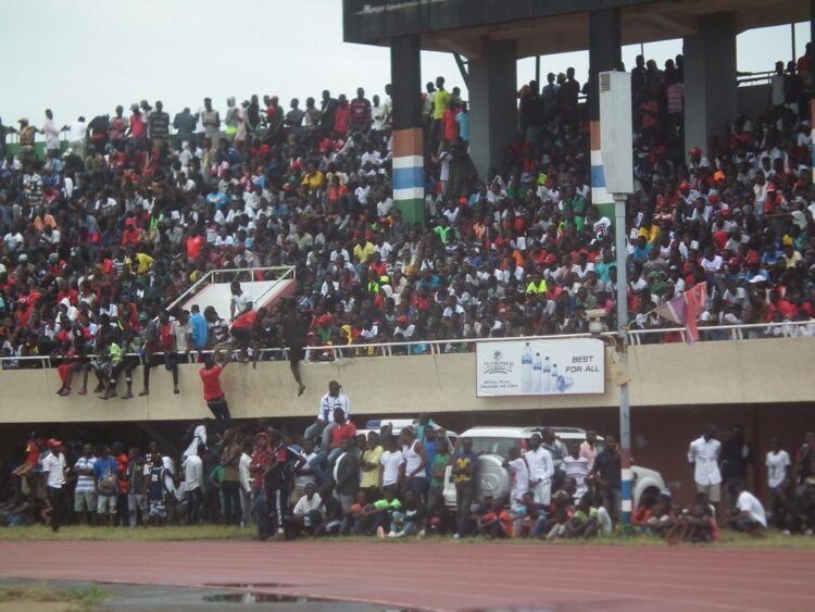 Gambiaans stadion gevuld met supporters