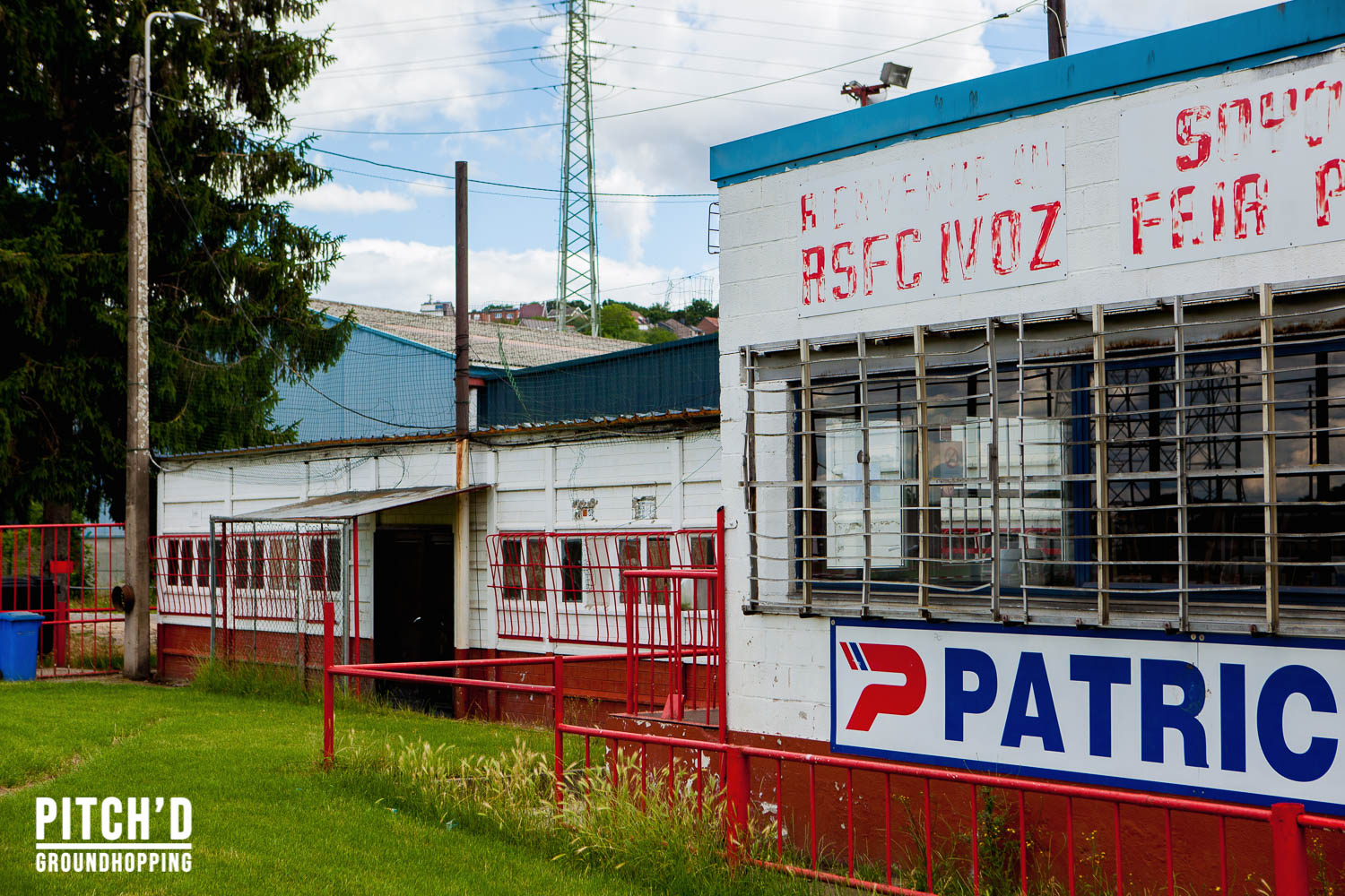 Wat zijn de mooiste gesloten voetbalstadions van Engeland? In de Hekken