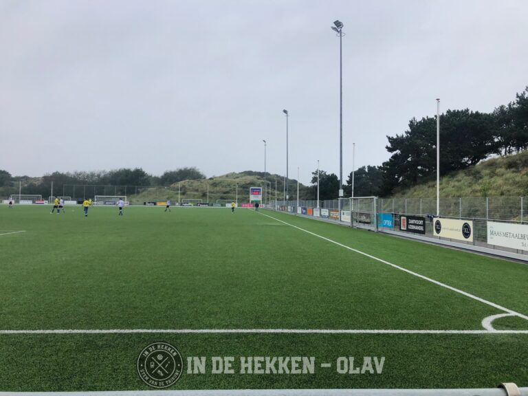 Voetbal in de duinen van Zandvoort