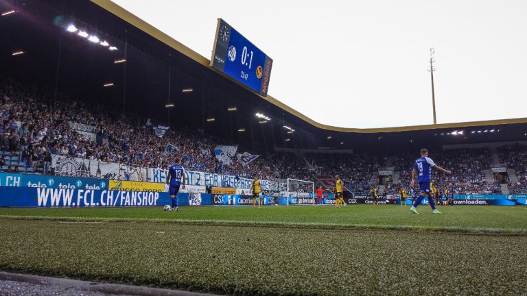 Supporters zorgen voor een vurige terugkeer naar het stadion bij FC