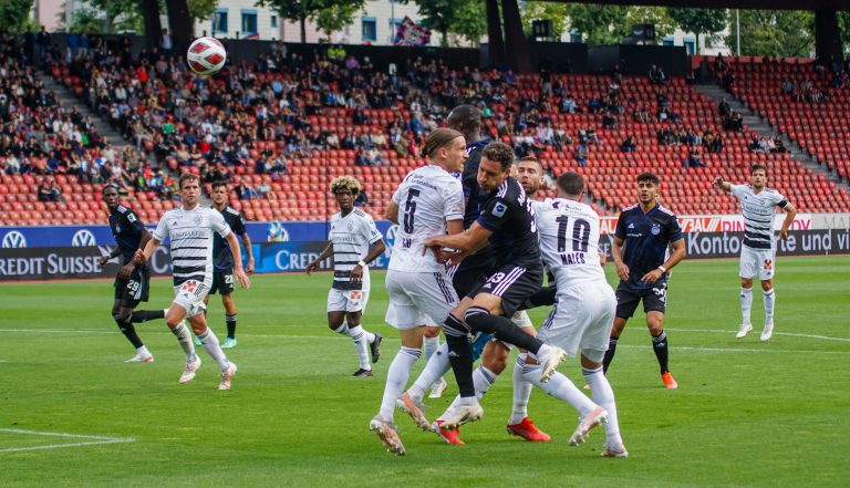 Sfeervol duel tussen Grashopper en FC Basel ondanks boycot