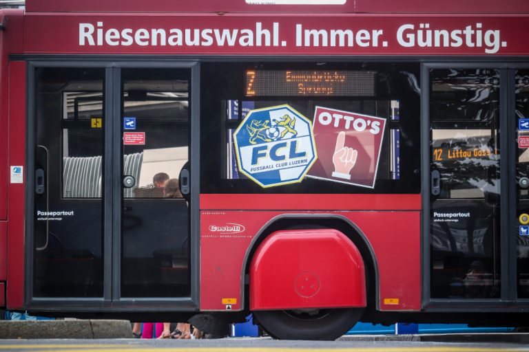 Supporters zorgen voor een vurige terugkeer naar het stadion bij FC